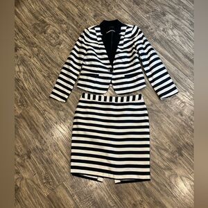 L 10/12 Worthington navy and ivory striped skirt suit -